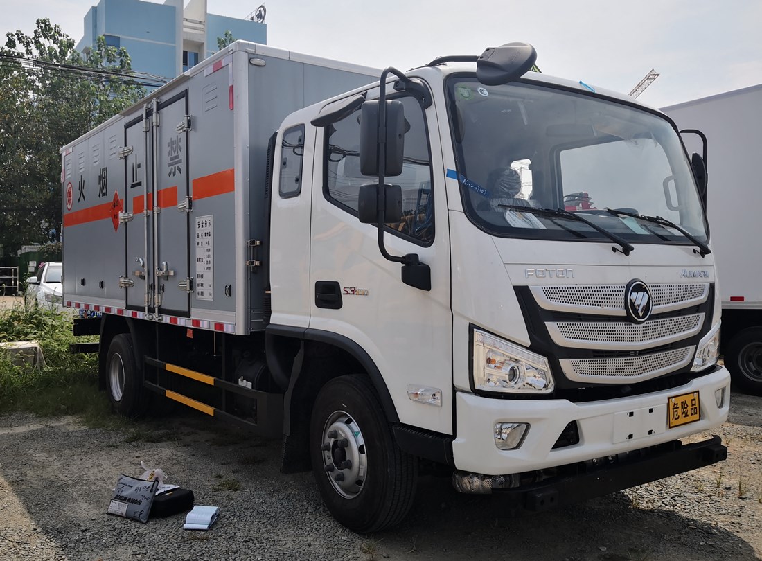 福田歐馬可4.7米貨廂爆破器材運(yùn)輸車(chē)