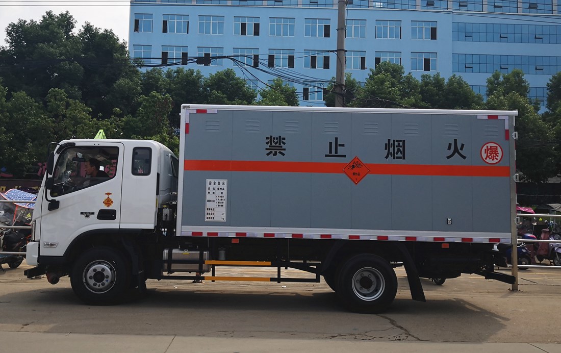 福田歐馬可4.7米貨廂爆破器材運(yùn)輸車(chē)